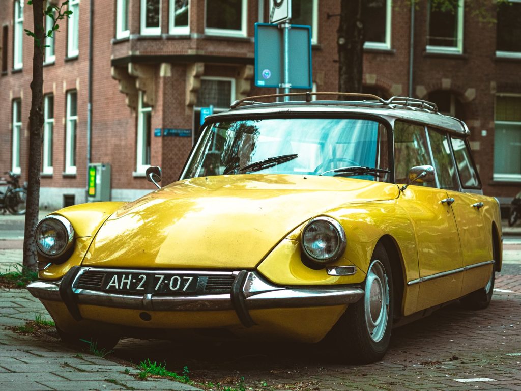 Żółty klasyczny Citroën DS zaparkowany